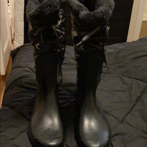 ISO Women’s Sarina winter boots - Picture 2 of 5